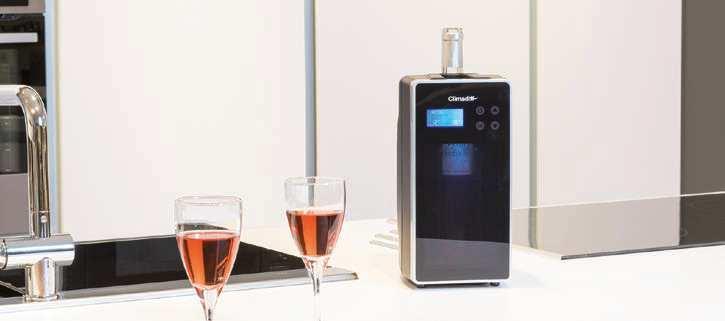 This device is designed to accept multiple formats including bottles of wine and champagne (up to 9,5 cm in diameter).