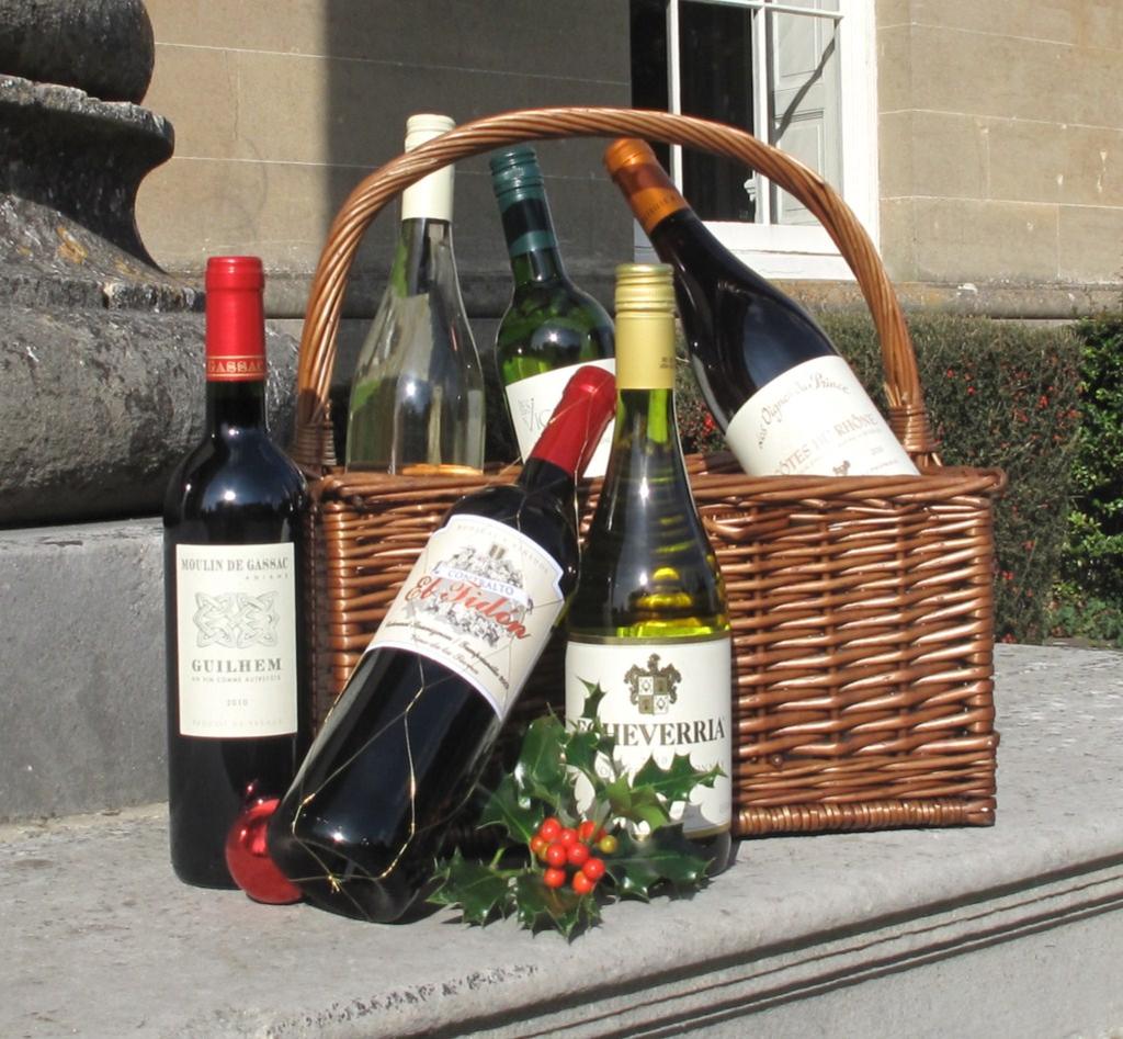 Wine is always a welcome gift at Christmas. Davis Bell tailor-made selection of gifts at attractive prices.