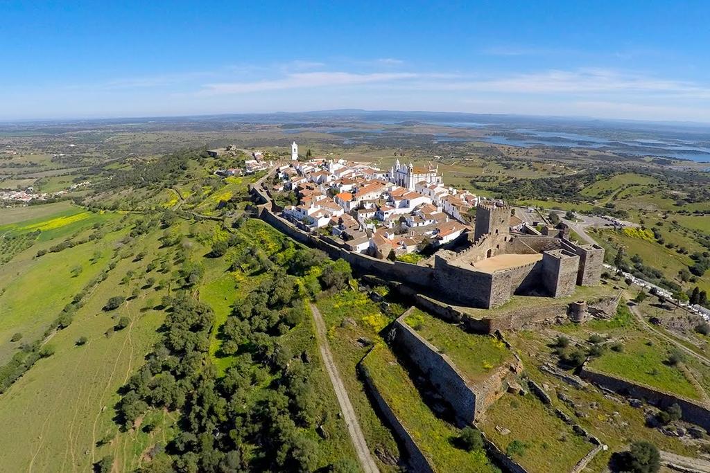 Admire the beautiful Guadiana river that separates Portugal from Spain and make a stop to visit Juromenha, a picturesque village