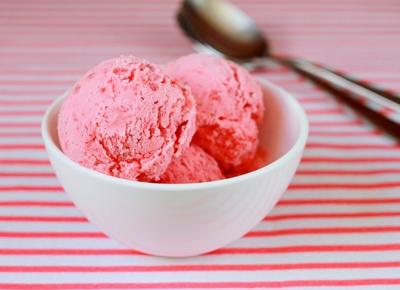 Strawberry Ice Cream 2 cups strawberries 3 cups light cream 2/3 cup Splenda 1 tsp vanilla extract Place blended strawberries in ice cream maker container, add remaining