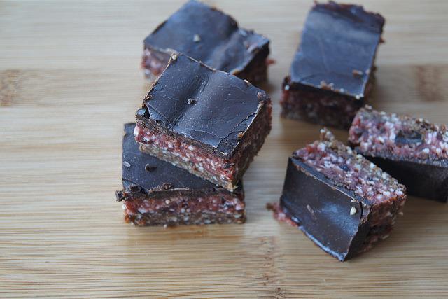 Raw (almost) cherry ripe slice Base: 1 cup raw almonds 1 cup dates 1 tbsp coconut oil, melted 1 tbsp cacao powder ½ tsp vanilla extract ⅛ tsp Himalayan pink salt Filling: 1 cup dried cherries, pitted