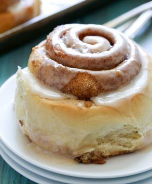 Cinnamon Roll Toping: Glaze Ingredients: 2/3 tsp. light corn syrup *1/4 tsp. vanilla extract *2/3 cup and 2 Tbsp. sifted confectioners' sugar 1 Tbsp. half-and-half cream Directions: 1.