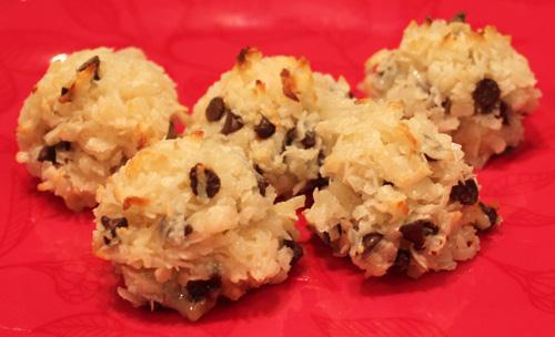 CHOCOLATE CHIP MACAROONS 2 cups shredded coconut 2 egg whites 1/2 cup sugar 1 1/2 cups chocolate chips Preheat oven to 375 Combine coconut, egg whites and sugar in a large bowl.