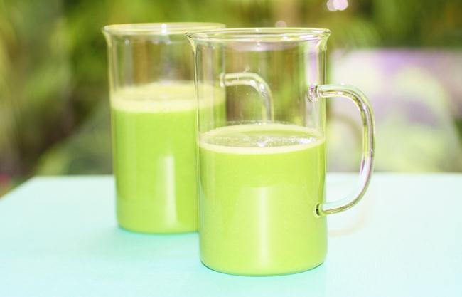 Monday Super Green Smoothie Snack Green Goddess Hemp Smoothie (Serves: 1) 1 handful chopped kale 1 celery stalk 3 organic pitted dates ½ cup frozen pineapple ¾ cup frozen mango 1-inch knob fresh