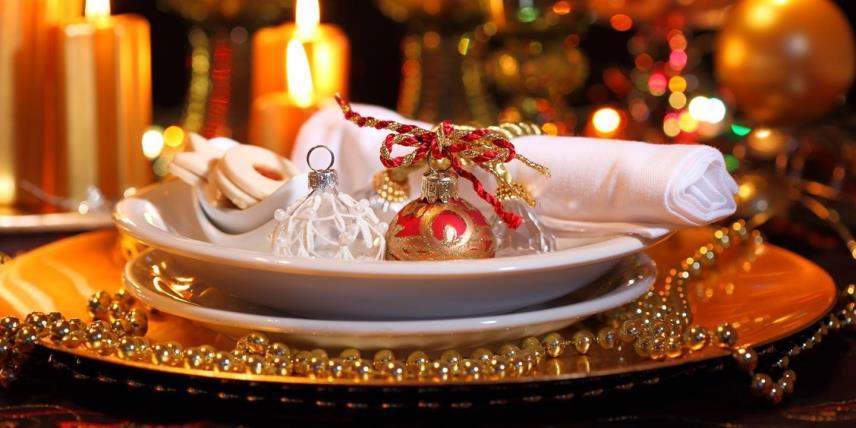 Christmas Packages Christmas Day Lunch 75.00 per person Child Menu Available 30.00 (Under 12 Years) Enjoy a 5 course Christmas Lunch with Luxury Crackers. Served between 12pm - 2.