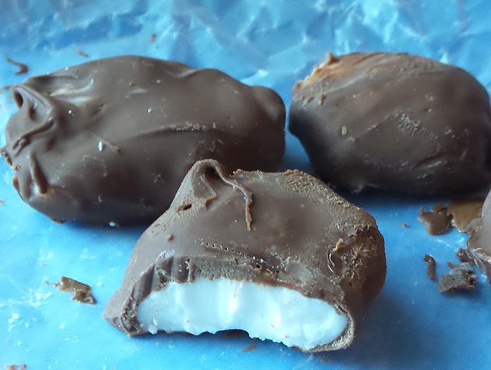 Homemade Peppermint Patties 2 cups powdered sugar 1 cup coconut oil 1/4 tsp salt 6-10 drops peppermint oil (or 1 tsp peppermint extract) 2 cups chocolate chips 1.