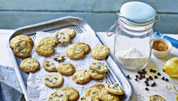 LESSON 4 Mary Berry's Lemon Biscuits and Chocolate Chip Biscuits For the biscuit dough 175g/6oz butter, softened 75g/2½oz caster sugar 175g/6oz plain flour, plus extra for dusting 75g/2½oz semolina