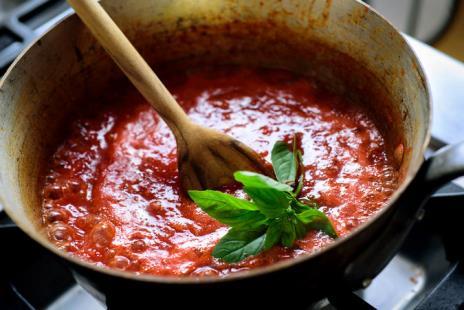 LESSON 6 Fresh Tomato Pasta Sauce 1 bunch of fresh basil 1 medium onion 2 cloves of garlic 1 pack of fresh tomatoes 1 x 400g tin of chopped tomatoes 1 tablespoon red wine or balsamic vinegar Olive