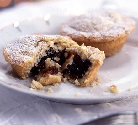 LESSON 7 Festive Mince Pies 225g cold butter, diced 350g plain flour 100g golden caster sugar A small jar of fruit mincemeat Icing sugar, to dust CONTAINER TO TAKE THE MINCE PIES HOME IN 1.