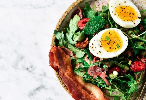 Whole30 Baby Greens Bacon & Eggs Breakfast Plate Planned for Breakfast on Sunday, January 7, 2018 Source: paleoglutenfree.