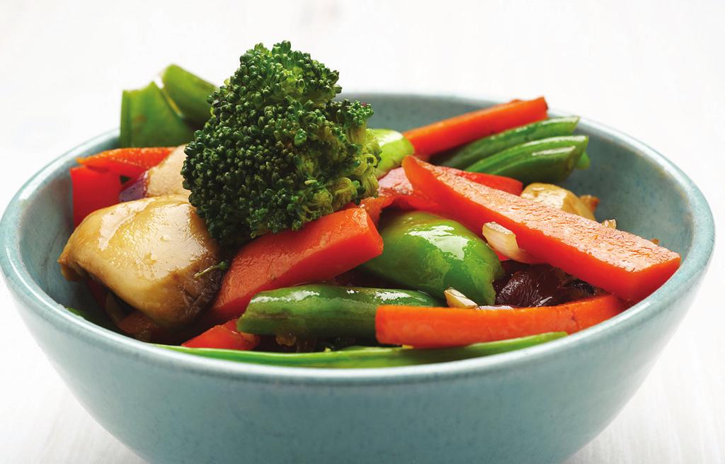 vegetable stir fry 2 tablespoons vegetable oil 1 red onion, sliced 2 cloves garlic, crushed 1 tablespoon finely grated ginger 1 carrot, sliced Handful green beans, trimmed and sliced 1 red capsicum,