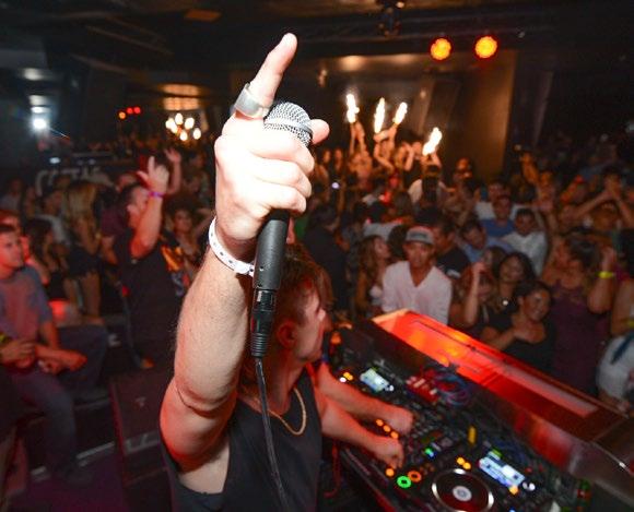 Costas Nightclub Live DJs & Bottle