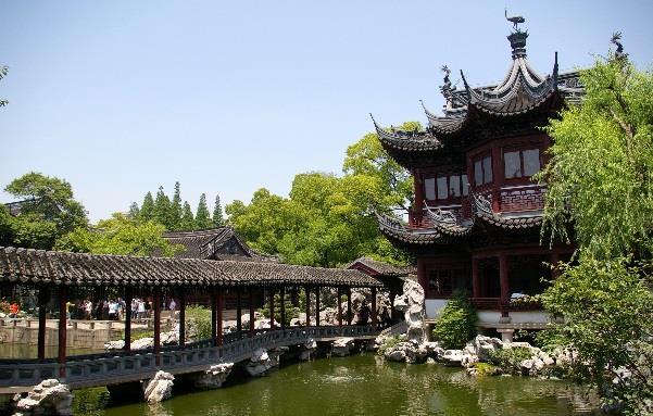 The garden includes a few halls and other buildings like Sansui Hall which was used to treat