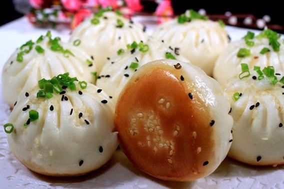Sheng Jian Bao (Fried Dumpling) Just like its name, Sheng Jian Bao literally refers to pan-fried dumpling. It is very similar to Xiao Long Bao, but is bigger and less refined.
