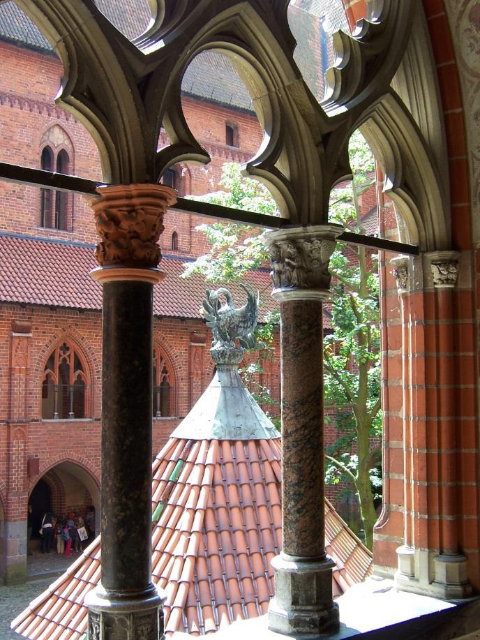 In the afternoon we have a guided tour at the Malbork castle: the largest Teutonic castle in Poland and one of the largest castles in the world.