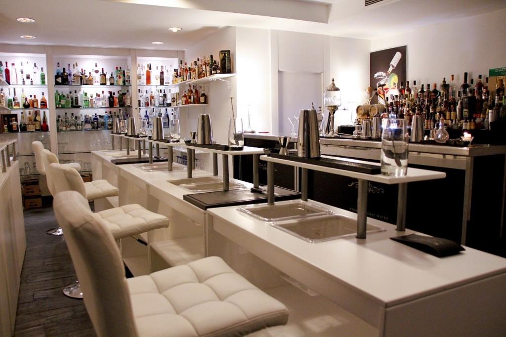 The Cocktail Room s chic style blends effortlessly into its home on calle Castelló, 98, in the heart of Madrid s upscale neighborhood.