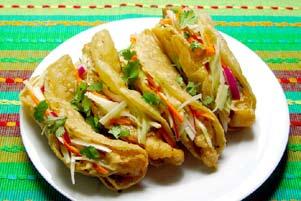 Zip-It Fish Tacos 2 cups cabbage, shredded 1/2 cup carrots, shredded 1/2 cup red onion. sliced thin 1/4 cup fresh lime juice 2 Tbsp. olive oil Salt and pepper 3 oz.