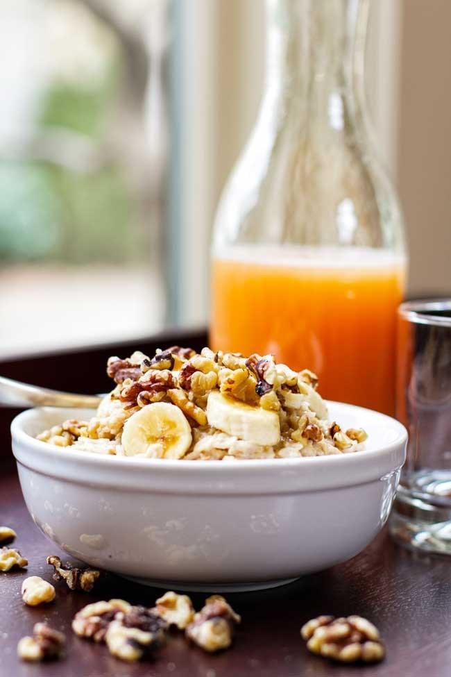 Chai Spiced Granola Banana Nut Oatmeal 1 medium sized banana 1/2 cup quick oats 1/2 cup water 1/2 tablespoon maple syrup 1/3 cup unsweetened almond milk 1 tablespoon chopped walnuts 1/4 teaspoon