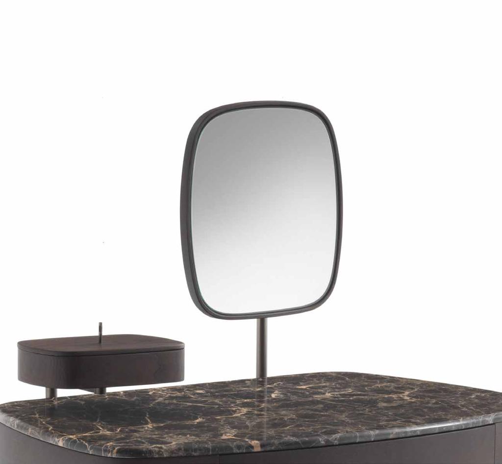 MASKARA ACCESSORIES Specchio orientabile con struttura in ottone e cassetto in legno. Opzionale per Maskara coiffeuse. Adjustable mirror with frame in brass and bottom drawers in ash wood.