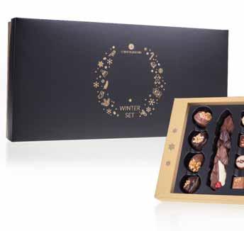 3957 XMAS MAKADAMIA MINI Package dimensions: 83 70 52 mm Net weight: 55 g Net price: 4,58 EUR Delicious macadamia nuts coated with milk chocolate and packed in an elegant