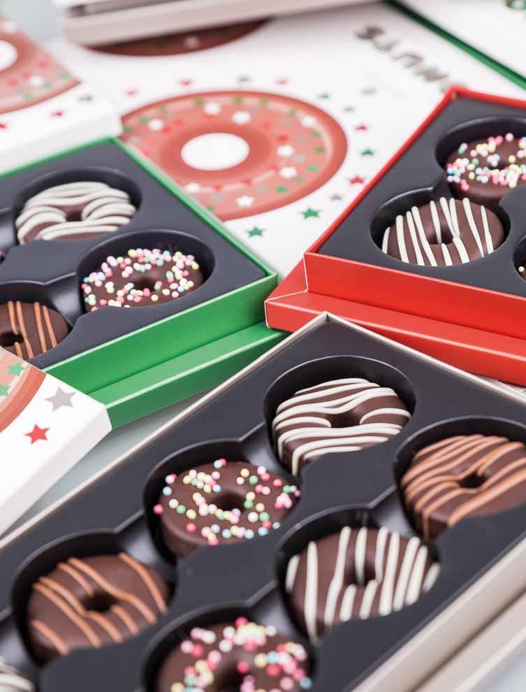 XMAS DONUTS 3665 4 XMAS DONUTS Package dimensions: 142 142 28 mm Net weight: 80 g Net price: 7,38 EUR Four delicious round chocolates resembling traditional donuts with strawberry, caramel and