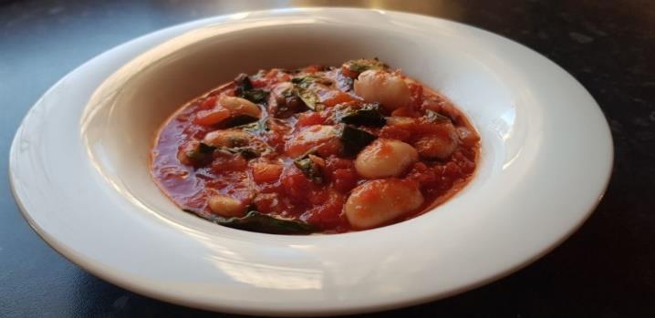 Spanish Bean Stew with Tomatoes 1 tbsp oil 1 onion 2 garlic cloves ½ paprika 2 cans or 800g chopped, canned tomatoes 2 boxes or about 600g canned large, white beans 2 bay leaves (optional) 1 tsp