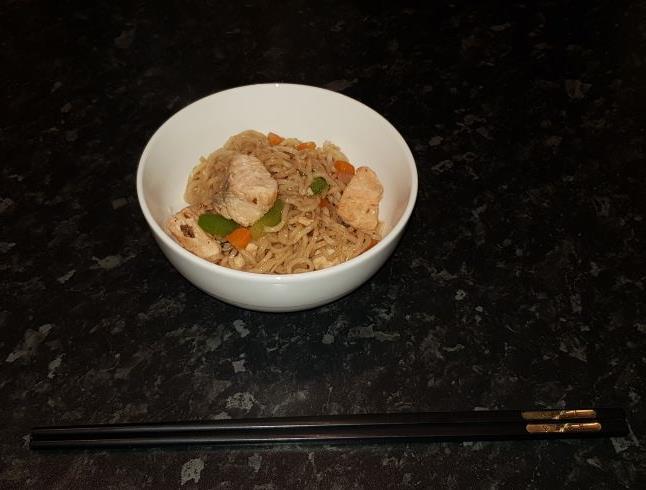 Stir Fry with Salmon 2 packs or about 150g whole wheat ramen noodles 1l water 1 pack, up to 400g salmon 1 carrot 1 small yellow onion 1 green paprika 3 tbsp soy sauce 1 tbsp oil Heat water in a pot