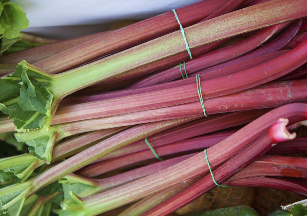 2018 FLAVOR INSIGHT REPORT Rhubarb is technically a vegetable but is often used in similar ways as a fruit. Harvested in the spring, rhubarb s short season spans from April to June.