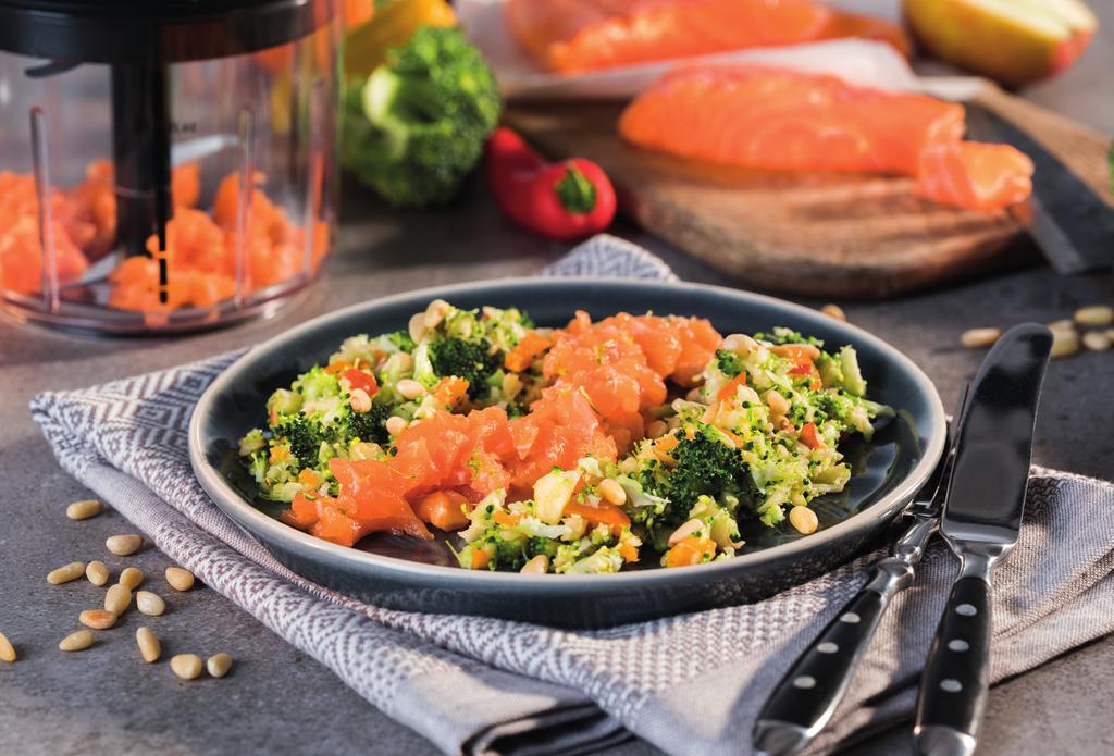 Recipe Salmon tartare served on a salad of broccoli and bell-pepper Preparation: Emulsify olive oil with lime juice, lime zest, salt and pepper with the mixer in the multi chopper.