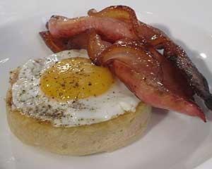 Bacon and Tomato Crumpet Crumpet Bacon Egg 1. First grill the bacon under a medium heat (around 180 C) or a pre heated griddle pan.