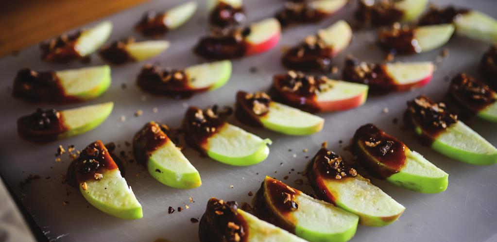 Caramel Apple Slices with Walnuts (Serves 8) Have you ever actually tried to eat a caramel apple? It s madness! Messy madness. These homemade versions have two huge perks.