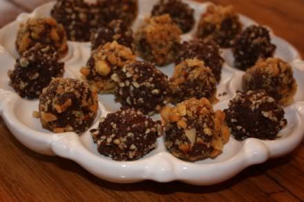 Easy Truffles 1 cup heavy cream 1 1/2 cups semisweet chocolate chips (or 10 ounces semisweet chocolate, finely chopped) 1 cup finely chopped pecans or chopped Andes Mints In a medium saucepan, bring