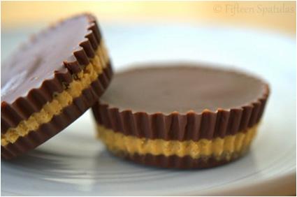 PEANUT BUTTER CUPS 1 tbsp natural peanut butter 1 scoop(s) chocolate protein powder 1 tbsp coconut butter 2 tbsp water 322 Protein 30g Carbohydrates 7g Fats 19g PER CUP In a small bowl, mix coconut