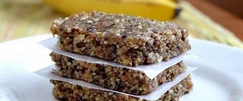 CHOCOLATE BANANA PROTEIN BARS Makes 8 Servings 2 raw bananas 1 tsp ground cinnamon 2 tbsp unsweetened cocoa powder 1 cup egg whites 4 oz non fat milk 250g 100% whole grain old fashioned oatmeal 1/3