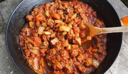Savoury Mince 500g minced beef, lamb, turkey or soya 1 onion Extras 1 carrot, pepper, courgette, 4 mushrooms 400g tin tomatoes or a stock cube and 150ml water 1 tablespoon tomato puree 1 clove garlic