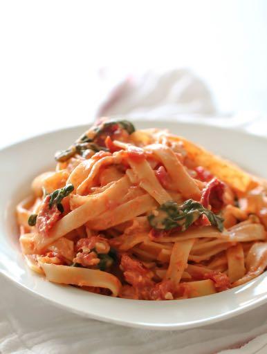 DAY 3 HEALTHY PLAN SUN-DRIED TOMATO FETTUCINE M A I N D I S H Serves: 8 Prep Time: 10 Minutes Cook Time: 10 Minutes Calories: 298 Fat: 7.8 Carbohydrates: 43.5 Protein: 10.9 Fiber: 7.