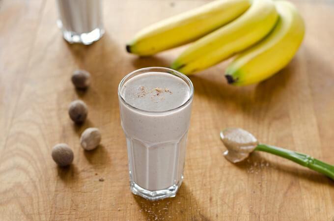 PALEO BANANA BREAD SMOOTHIE 1 cup cashew milk 2 frozen banana, sliced 2 tablespoons almond butter fresh ground nutmeg, to
