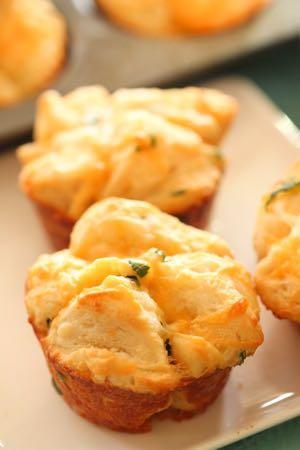 SMALLER FAMILY CHEESY PULL APART BISCUITS S I D E D I S H Serves: 4 Prep Time: 5 Minutes Cook Time: 14 Minutes 1/2 (16 ounce) tube biscuit dough 1/4 teaspoon garlic powder 1/4 teaspoon onion powder 1