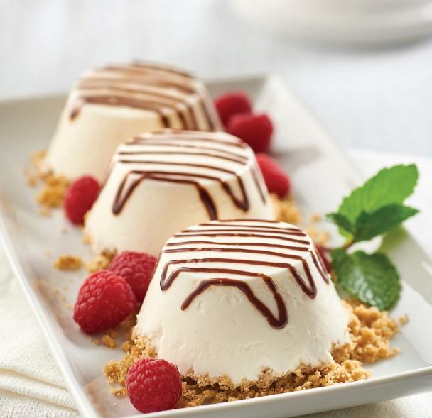 Decadent Sour Cream Cheese Cake ½ cup sugar 1 envelope gelatin 1 cup water 1 (8-oz.) block of cream cheese, softened 3 Tbsp. sour cream 1 tsp. vanilla extract 6 graham crackers, crushed 3 Tbsp.