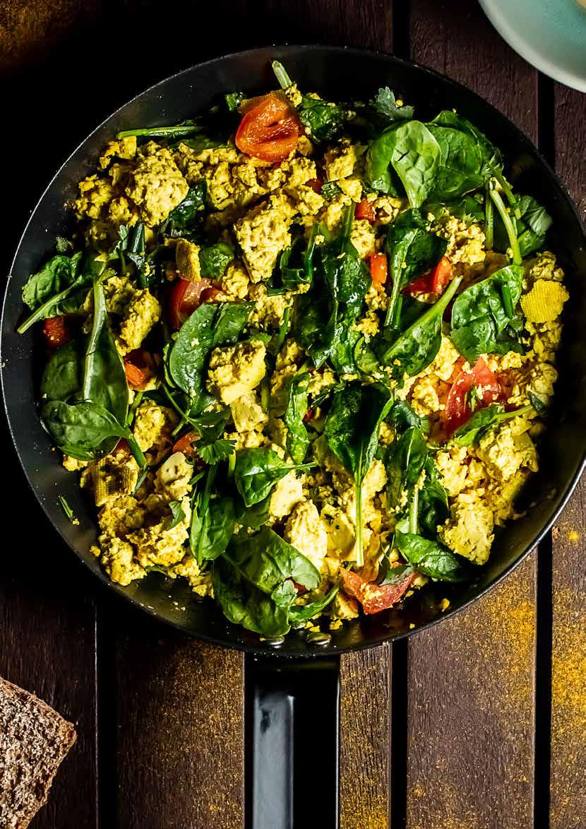 BREAKFAST 1 tsp rapeseed oil 360g / 1 ½ cup firm tofu, drained and crumbled 1 tsp turmeric 100g / 2 cups spinach 1 tomato, sliced 1 bell pepper, diced 2 tbsp chives, chopped 2 tbsp parsley, chopped 2