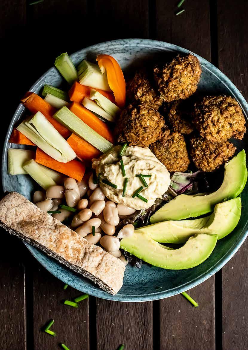 DINNER BUDDHA BOWL 120g / ½ cup hummus 105g / 1 ½ cup cooked cannellini or other beans 1 tbsp chives, chopped 7 falafels, already cooked ½ avocado 2