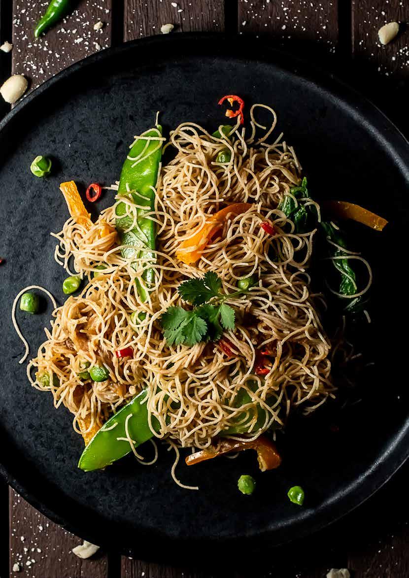 DINNER RICE PEANUT NOODLES 1 tbsp extra virgin olive oil 1 bell pepper, sliced 1 head bok choi, broken into individual leaves 55g / ½ cup snow peas / mange tout ½ cup green peas 1 tsp hot chillies,