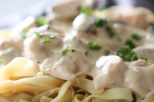 DAY 1 SMALLER FAMILY HEALTHY PLAN SKINNY CHICKEN ALFREDO M A I N D I S H Serves: 4 Prep Time: 10 Minutes Cook Time: 15 Minutes Calories: 436 Fat: 10.1 Carbohydrates: 48.4 Protein: 36.5 Fiber: 6.