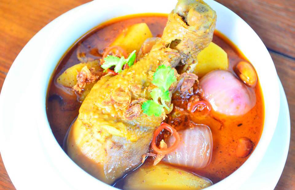 MASSAMAN GAI - CHICKEN NUEA - BEEF 250 300 a sweet curry that originated from Southern