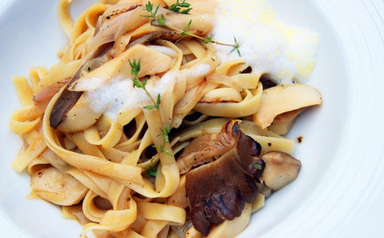 MUSHROOM FETTUCCINE PASTA SPAGHETTI CARBONARA PENNE, SPAGHETTI or PAPPARDELLE with: CLAMS, MUSSELS, CHARDONNAY AND PARSLEY 295 CARBONARA SAUCE, BACON, CREAM, 225 EGG AND CHEESE BOLOGNESE SAUCE AND