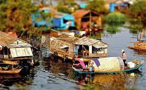 Choueng Kneas Village: is a famous floating village where explore the different of Khmer, Muslim and Vietnamese floating households and the floating markets, fisheries, clinics, schools, basketball