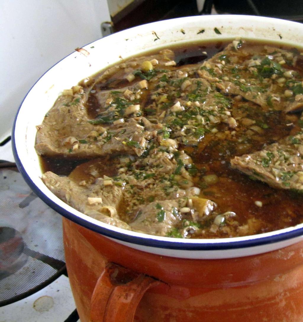 Laham Fuq Il-Fwar Steamed Beef with Garlic by Marco Buttigeg 4 thin slices rump or topside 4 tbsp minced fresh garlic 4 tbsp minced parsley 1 cup water or white wine Layer the meat in a soup plate or