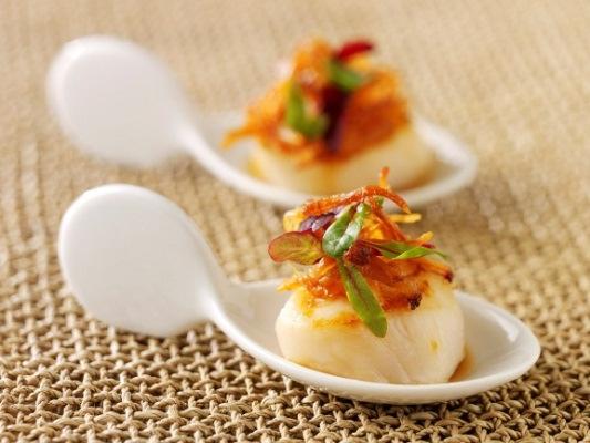 Example dinner menu Hot canapés Pan fried scallops with cauliflower puree and chilli coral sauce Warm fig and golden cross tart drizzled with