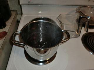 If you do not have a pot like this, you can use the wooden spoon that you used to mix the liquid Put the handle into the liquid and mark were the liquid went to with a rubber band Then measure the