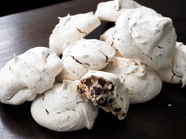 MERINGUE CHOCOLATE CHIP COOKIES 2 Egg Whites 2/3 Cup Sugar 1 Tsp. Vanilla 1 Cup Chocolate Chip Morsels 1 Cup Chopped Walnuts (optional) Preheat oven to 375 degrees. Grease cookie sheets really well.